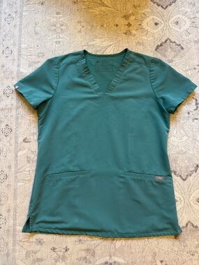 FIGS Women’s Cactus Casma Three-Pocket Scrub Top